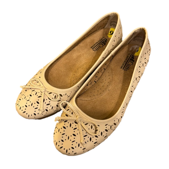 Cliffs by WHITE MOUNTAIN Shoes - NWT Cliffs by White Mountain cream comfort flats "Cate" slip-on Women's 9